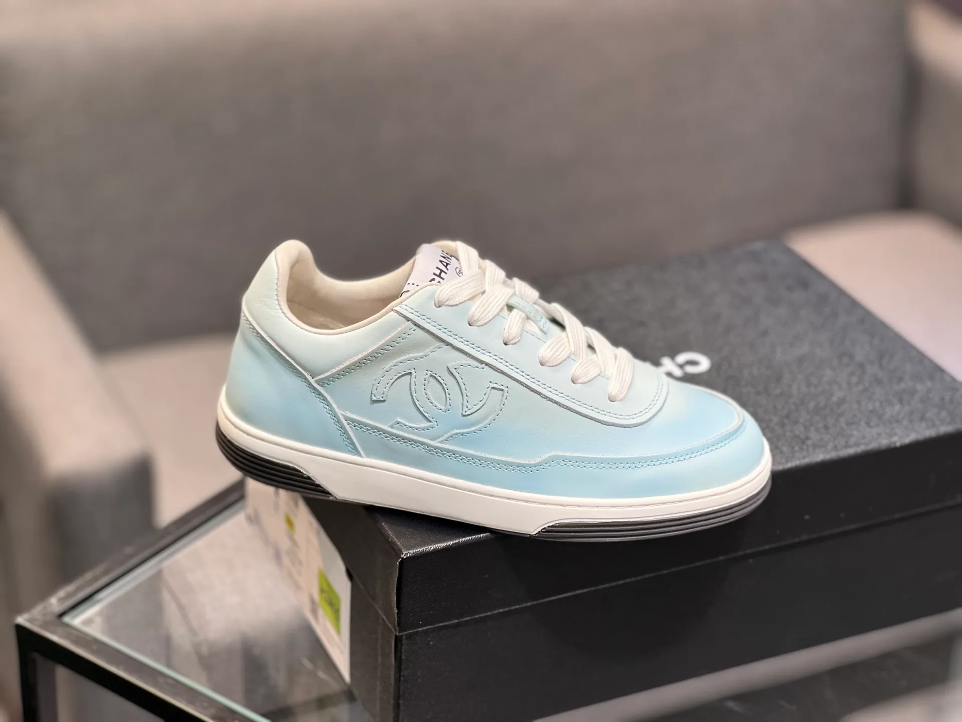 Men's men's shoes 💰660 Exclusive real shot (top version) CHANEL Chanel 2025ss color matching thick-soled casual sports shoes and sneakers. The counter is synchronized. The counter is very popular. A shoe that is very difficult to buy. The most popular thick-soled panda shoes on the Internet. It can be imagined that Xiaoxiang control can't miss it. It has both good looks and comfort. Simple and versatile white shoes. The thick sole increases the height and is super versatile. Close your eyes and wear it. Whoever wears it will look better. Upper: calfskin Lining: imported sheepskin lining Outsole: TPU original outsole Size: 35-44 (customized for women 41 and 40, and 45 for men)
